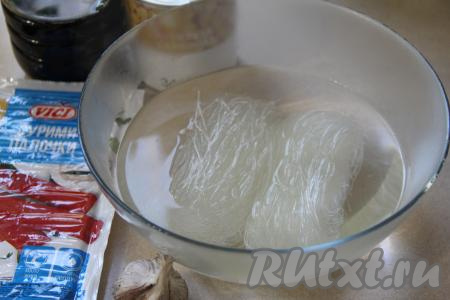 Фунчозу выложить в миску и залить полностью крутым кипятком. Оставить фунчозу на 5 минут в кипятке.