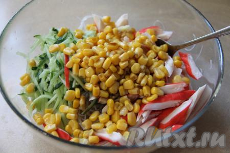 Влить в салатник уксус и соевый соус, добавить немного соли.