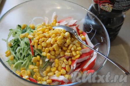 Затем выложить в миску с салатом консервированную кукурузу без жидкости.