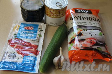 Подготовить продукты для приготовления салата с фунчозой. Крабовые палочки заранее разморозить. Огурец вымыть. Чеснок почистить.