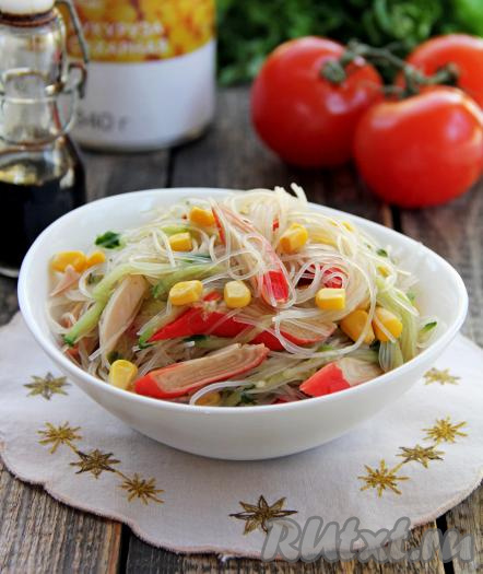 Вкуснейший салат с фунчозой, огурцами и крабовыми палочками подать к столу.