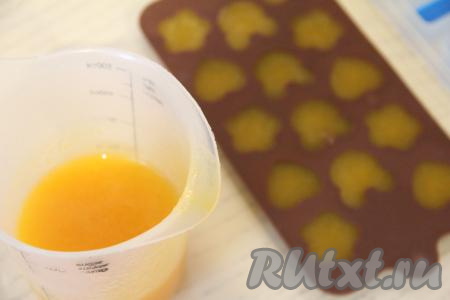 Для более удобного формирования мармелада перелить тыквенную массу в мерный стакан с носиком.&nbsp;