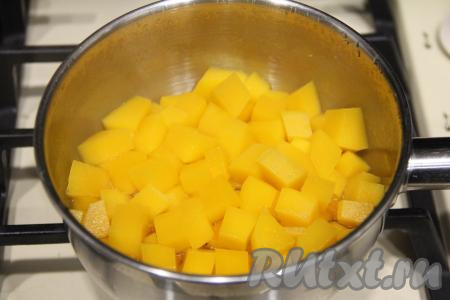 После закипания воды, уменьшив огонь и накрыв сотейник крышкой, варить тыкву до мягкости (ориентировочно минут 15). Продолжительность варки зависит от сорта тыквы и величины нарезки. Следите, если вода испарится, а тыква ещё будет твердоватой, тогда добавьте ещё немного воды.&nbsp;