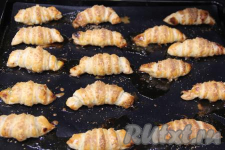 Выпекать рогалики с джемом в разогретой до 220 градусов духовке минут 15-20 (до золотистого цвета слоёного теста).