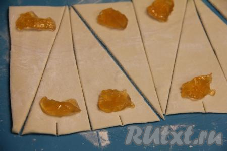 Сделать небольшой разрез на широкой части каждого треугольника, не доходя немного до джема.