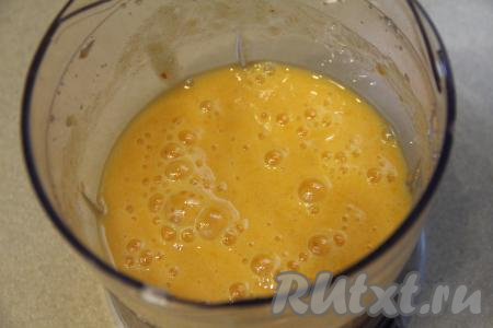 Добавить прогревшийся желатин в пюре из хурмы и ещё раз взбить.&nbsp;