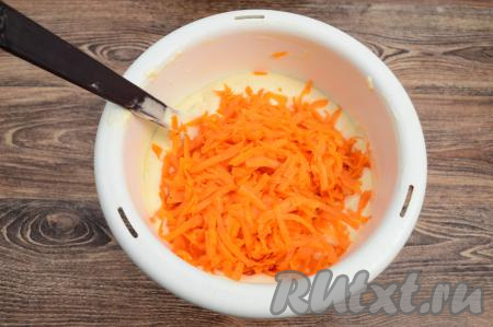 В замешанное бисквитное тесто добавить натёртую тыкву.&nbsp;