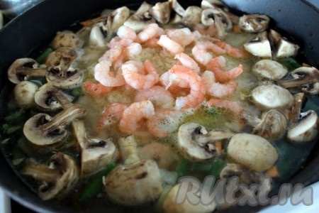 Шампиньоны порежьте на половинки или четвертинки и вместе с креветками уложите на рис.