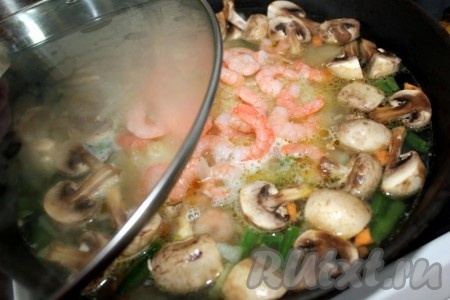 Закройте крышкой, доведите до закипания, убавьте огонь до слабого и пусть готовится само собой минут 17-20  без вашего участия, т.е. крышку не открывать.