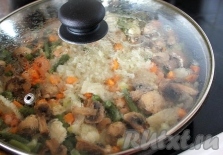 Рыба с шампиньонами и рисом готова, можно посыпать тёртым сыром по вкусу.