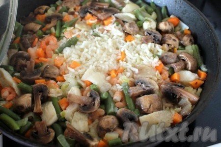 Рыба с шампиньонами и рисом готова, можно посыпать тёртым сыром по вкусу.