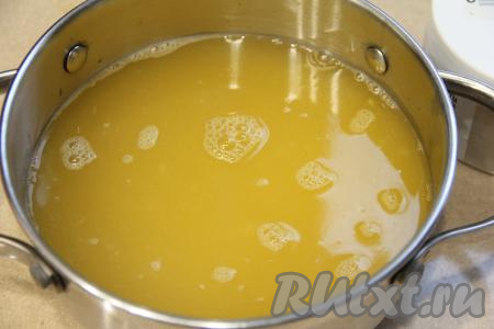 Влить воду в кастрюлю, перемешать.&nbsp;