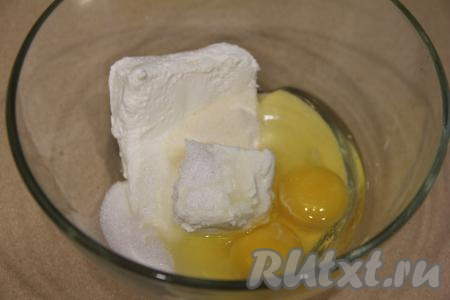 В миске соединить творог, яйца, сахар и манку.&nbsp;