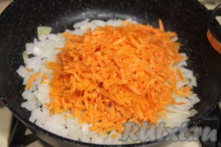 Обжарить лук в течение 4-5 минут (до прозрачности) на среднем огне, иногда помешивая. Затем добавить морковку, натёртую на крупной тёрке, перемешать овощи.