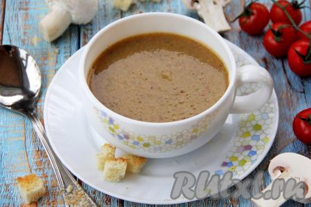 Вкуснейший, насыщенный суп-пюре с шампиньонами и курицей разлить по тарелкам и подать к столу. Мне очень нравится подавать этот суп с сухариками.