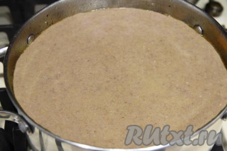 Готовый куриный суп-пюре с шампиньонами поставить на огонь, иногда помешивая, довести до кипения и снять с огня.