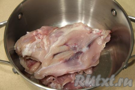 Первым делом сварим бульон, для этого в кастрюлю нужно выложить вымытые части курицы (я использовала куриный суповой набор), влить 2 литра воды, поставить на достаточно сильный огонь.