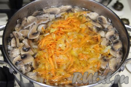 После того как курино-грибной суп с момента закипания проварится 15 минут, выложить в кастрюлю обжаренные овощи,&nbsp;добавить по вкусу соль и специи (в качестве специй я использовала паприку, молотый перец и карри), дать закипеть и, уменьшив огонь, варить 10 минут. Все овощи и грибы за это время должны провариться и стать мягкими. Снять суп с огня.