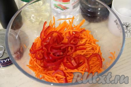 Болгарский перец очистить от семян и плодоножки, промыть водой, нарезать на тонкие полоски, а затем добавить в миску с морковью.&nbsp;