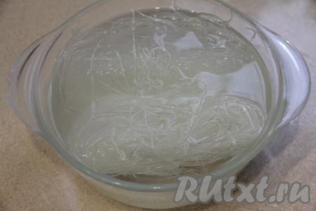 Фунчозу выложить в отдельную миску, залить полностью кипящей водой и оставить в воде на 5 минут.&nbsp;