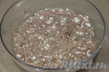 Тщательно вымесить фарш.&nbsp;