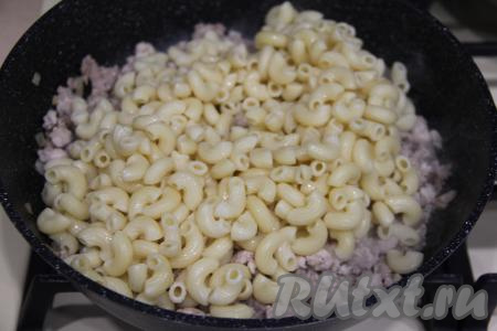 После того как макароны сварятся до готовности, откинуть их на дуршлаг, дать лишней жидкости стечь. Выложить макароны в сковороду с жареным фаршем.&nbsp;