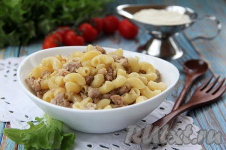 Разложить макароны с фаршем по тарелкам.&nbsp;