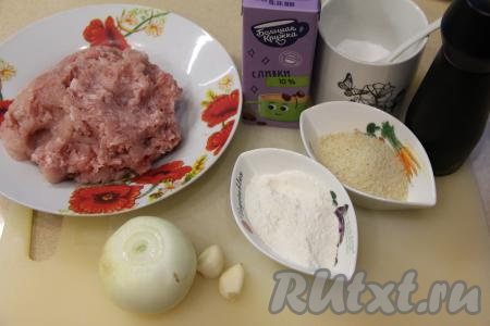 Подготовить продукты для приготовления фрикаделек в томатно-сливочном соусе на сковороде.&nbsp;Лук и чеснок почистить. Сливки можно взять любой жирности (я использовала жирностью 10%). Для получения фарша нужно пропустить кусочки мяса (у меня - курица и свинина) через мясорубку в глубокую миску. Если не хотите делать фарш в домашних условиях, можно взять покупной фарш.