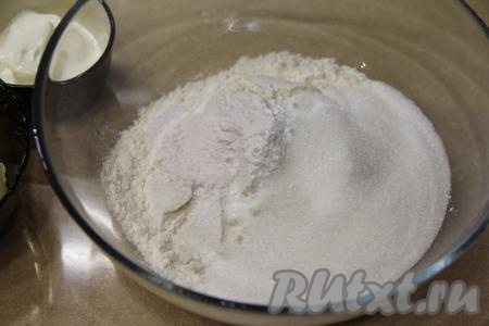 В достаточно глубокую миску всыпать 180 грамм муки, сахар и разрыхлитель, перемешать.&nbsp;