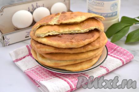 Постепенно жарим на сковороде все лепёшки, замешанные на прокисшем молоке. Мягкие, вкусные, аппетитные лепёшки&nbsp;подаём к столу тёплыми или полностью остывшими.