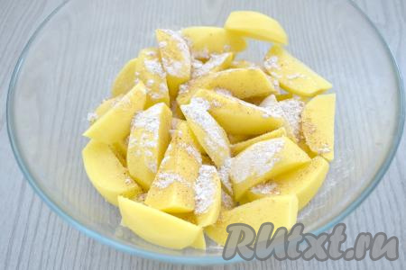 Получившуюся смесь всыпаем к ломтикам картошки, хорошо перемешиваем, покрывая&nbsp; картофель крахмалом и специями со всех сторон.
