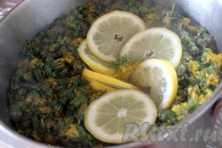 Затем залить кипятком и поварить минут 5-10, дать настояться около 1 часа.
