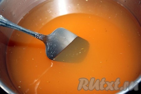 Добавить сахар в одуванчиковую воду и варить около 1 часа на слабом огне или дольше до желаемой степени загустения.