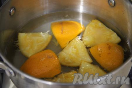В кастрюлю с корочками апельсинов влить 300 миллилитров воды, поставить на огонь. Довести сироп до кипения и варить минут 5 на небольшом огне.&nbsp;