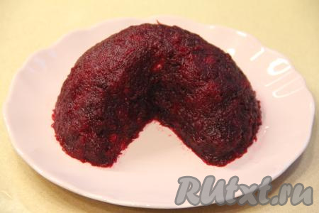 Покрыть поверхность салата свеклой, натёртой на мелкой тёрке.&nbsp;