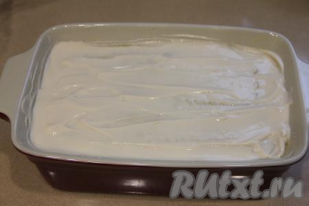 Смазать слой картофеля сметаной, поставить форму в духовку, разогретую до 180 градусов.&nbsp;