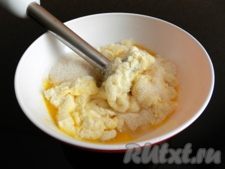 С помощью блендера превратить в однородную массу, добавить разрыхлитель.