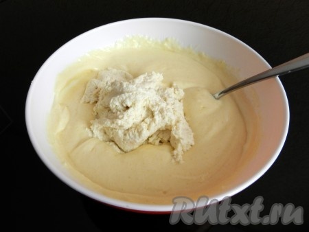 К творожной массе добавить манную.
