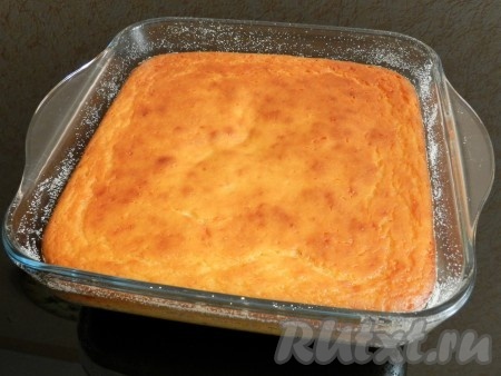 Выпекать манник творожный в разогретой до 180 градусов духовке 45-50 минут. Чтобы манник с творогом не опал после выпечки и остался пышным, рекомендуется остудить его, не вынимая из духовки. Огонь выключить, дверцу духовки приоткрыть.