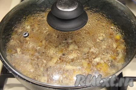 Накрыть сковороду крышкой и готовить гречку с тыквой и грибами на медленном огне до полного испарения воды (минут 20-25, гречка должна стать мягкой, но не переваренной).&nbsp;