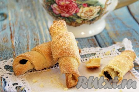 Готовые рогалики достать из духовки, дать немного остыть, переложить на тарелку и можно подавать к столу.&nbsp;