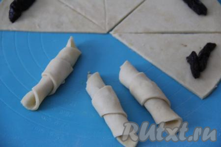 Свернуть тесто в плотный рогалик, начиная со стороны с черносливом.&nbsp;