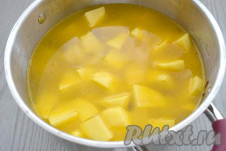 Кусочки курицы и картошку полностью заливаем бульоном (или водой). Увеличиваем огонь, после закипания воды накрываем кастрюлю крышкой, уменьшаем до минимума огонь.&nbsp;