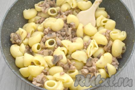 Перемешиваем, готовим 3-4 минуты, время от времени перемешивая. Убираем с огня.&nbsp; 