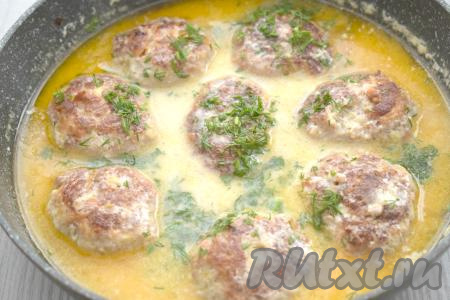 Убавляем огонь до минимума и тушим ленивые голубцы в сметанном соусе 20 минут, накрыв сковороду крышкой. За это время можно голубцы 1-2 раза перевернуть, чтобы они равномерно протушились. Выключаем огонь. Готовое блюдо при подаче можно посыпать мелко нарезанной свежей зеленью.&nbsp;