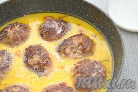 В отдельной подходящей ёмкости смешиваем сметану, муку и 250 миллилитров тёплой воды, солим по вкусу получившийся сметанный соус, а затем заливаем им ленивые голубцы в сковороде. Доводим соус до кипения.