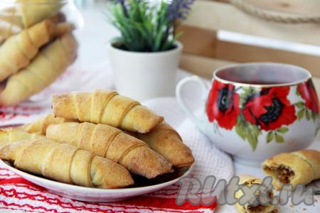 Выпекать мутаки с грецкими орехами в духовке,&nbsp;разогретой до 190 градусов, минут 15-20 (до лёгкого золотистого цвета). Готовую выпечку достать из духовки, дать немного остыть и можно подавать к столу.