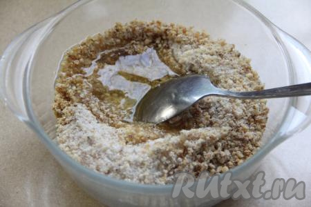 В получившуюся ореховую массу добавить сырой яичный белок, перемешать и начинка для мутаков готова.&nbsp;