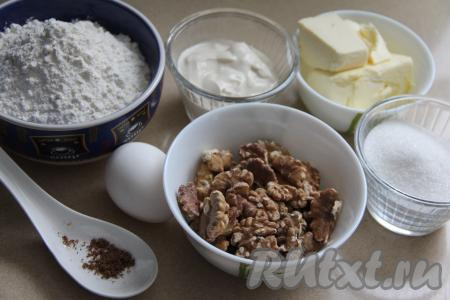 Подготовить продукты для приготовления бакинских мутаков с грецкими орехами.&nbsp;Сметану можно взять любой жирности (я взяла жирностью 20%). Сразу разделить яйцо на белок и желток (белок будем использовать в начинке, желток - для замешивания теста).