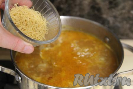 Всыпать в суп вермишель, перемешать.&nbsp;